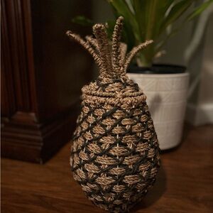Handwoven whicker pineapple shaped Basket with removel top as Seen In Pictures.